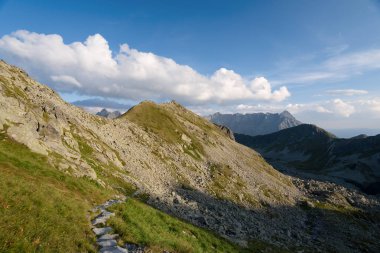 Tren beş Vadisi göllerde yüksek Tatra hiking