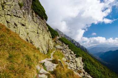 Beş Lehçe gölet Vadisi'ndeki yüksek Tatra Hiking Trail