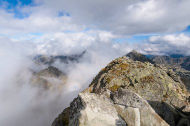 Bulut kaplı dağ zirveleri yüksek Tatra içinde