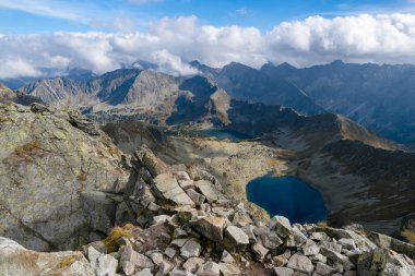 Beş göller Tatra Mountain, Polonya'da Vadisi manzara. Zadni have Polski ve Czarny have Polski görülebilir. 