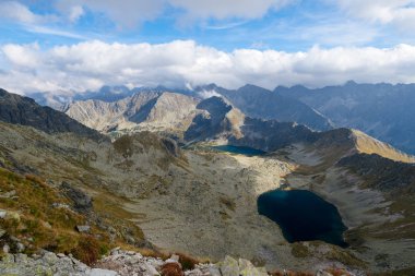 Beş göller Tatra Mountain, Polonya'da Vadisi manzara. Zadni have Polski ve Czarny have Polski görülebilir. 