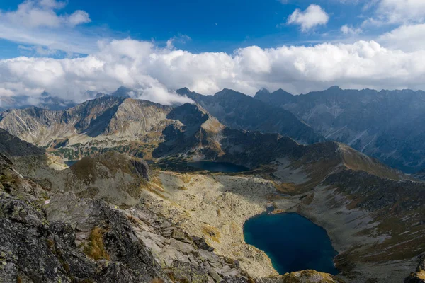 Tatra 山五湖泊的山谷景观 Zadni Staw 香甜和 Czarny Staw 香甜可见 — 图库照片