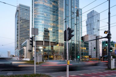 Varşova, Polonya - 1 Ekim 2018: Varşova merkezi iş bölgesine, gece. 