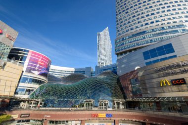 Varşova, Polonya - 30 Eylül 2018: Zlote Tarasy Alışveriş merkezinde Varşova, Polonya.