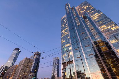 Varşova, Polonya - 10 Ekim 2018: Varşova merkezi iş bölgesi Rondo 1 Ofis Binası ile. 