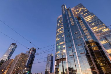 Varşova, Polonya - 10 Ekim 2018: Varşova merkezi iş bölgesi Rondo 1 Ofis Binası ile. 