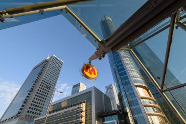 Varşova, Polonya - 1 Ekim 2018: Ofis binaları ve Varşova, Polonya'nın merkezindeki bir metro istasyonu (Rondo 1).