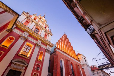 Varşova, Polonya - 11 Ekim 2018: Varşova eski şehir. St. John's Archcathedral ve Grace Varşova hamisi Our Lady Tapınağı.