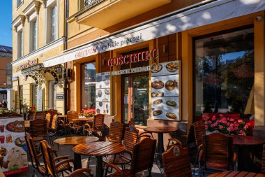 Varşova, Polonya - 6 Ekim, 2018:Polish eski Varşova şehir müşteriler için bekleyen Restoran