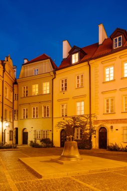 Varşova, Polonya - 6 Ekim 2018: İsteyen Bell ve eski townhouses Varşova gece Kanonia meydanında. 