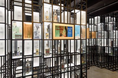 Varşova, Polonya - 20 Ekim 2018: Votka şişeleri formu Varşova votka Müzesi, Varşova, Polonya görüntülenen geçmiş 