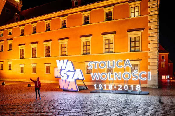 Warschau Polen Oktober 2018 Touristen Machen Ein Selfie Einer Neoninstallation — Stockfoto