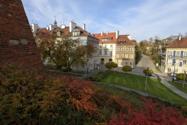 Varşova, Polonya - 1 Kasım 2018: Sonbaharda Varşova'nın Eski Kent'inde konut lar , Polonya.  
