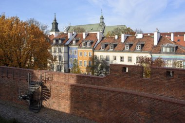 Varşova, Polonya - 1 Kasım 2018: Sonbaharda Varşova'nın Eski Kent'inde konut lar , Polonya.  