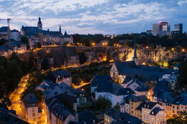 Geceleri Lüksemburg'un silueti. Lüksemburg Eski Kenti, Unesco Dünya Mirası Listesi'nde yer almaktadır. Neumnster Abbey, Aşağı şehirde Alzette Nehri kıyısında, Grund Mahallesi olarak bilinen.