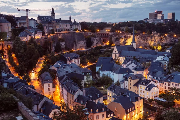 夜のルクセンブルク市のスカイライン ルクセンブルクの旧市街はユネスコの世界遺産に登録されています ノイムスター修道院 グルンドクォーターとして知られている下部都市のアルゼット川のほとり — ストック写真