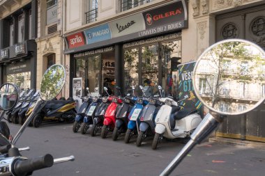 Paris, Fransa - 31 Ağustos 2019: Paris Fransa'da Motosiklet Dükkanı. Aprilia, Piaggio, Vespa, Paris'in merkezinde ki Gilera bayisi, Fransa, 