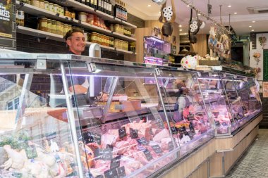 Paris, Fransa - 31 Ağustos 2019: Rue Montorgueil'deki kasap dükkanı, Paris'teki Market Street, Fransa. 