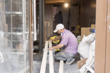Paris, Fransa - 31 Ağustos 2019: İki Asyalı erkek Paris'te küçük bir dükkanın iç rrenovate, Fransa. 