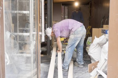 Paris, Fransa - 31 Ağustos 2019: İki Asyalı erkek Paris'te küçük bir dükkanın iç rrenovate, Fransa. 