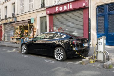 Paris, Fransa - 31 Ağustos 2019: ve Paris'te bir Tesla elektrikli otomobil