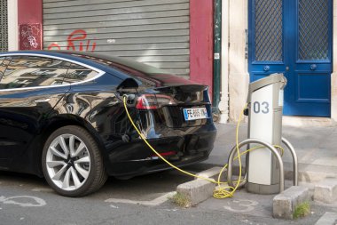 Paris, Fransa - 31 Ağustos 2019: ve Paris'te bir Tesla elektrikli otomobil