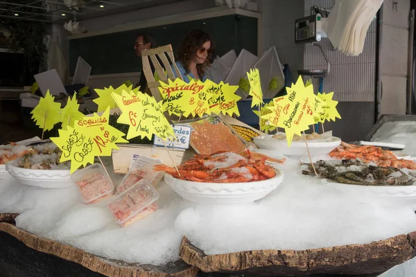 Paris França Ago 2019 Fishmonger Rue Montorgueil Market Street Paris — Fotografia de Stock