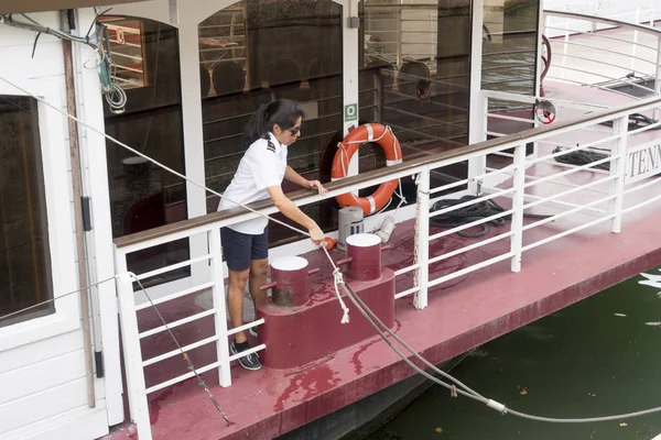 París Francia Agosto 2019 Mujer Marinera Desacoplando Barco Turismo Río — Foto de Stock