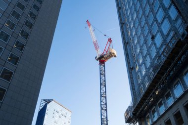 Gökdelenin şantiyesindeki kule vinç, Paris, Fransa. 