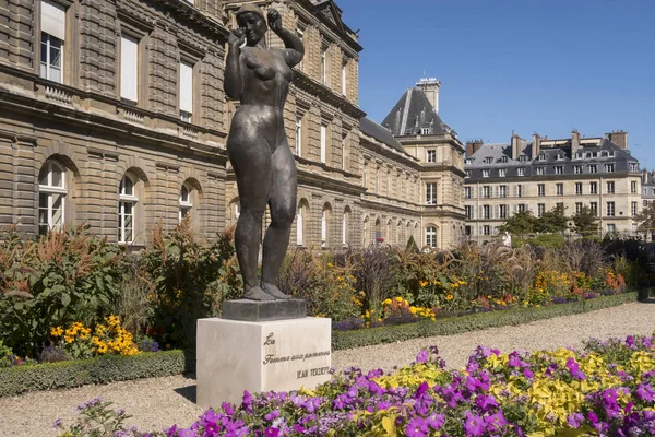 Paris Frankreich September 2019 Luxemburger Palast Mit Blumen Paris Frankreich lizenzfreie Stockfotos