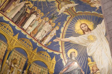 Paris, Fransa - Eylül 04, 2019: Sacre Coeur Bazilikası 'nın (Kutsal Kalp) duvarında İsa Mesih figürü, Paris, Fransa