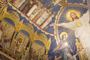 Paris, Fransa - Eylül 04, 2019: Sacre Coeur Bazilikası 'nın (Kutsal Kalp) duvarında İsa Mesih figürü, Paris, Fransa