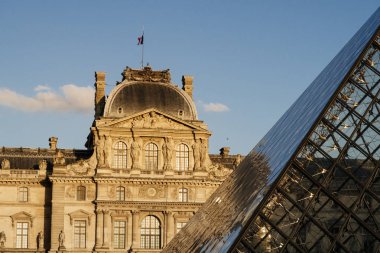 Paris, Fransa - Eylül 04, 2019: Louvre Müzesi Paris, Fransa.