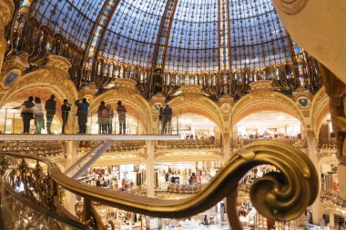 Paris, Fransa - Eylül 05, 2019: Paris 'teki Lafayette Galerisi' nin iç kesimindeki cam kaldırımındaki turistler. 