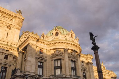 Paris, Fransa - Eylül 05, 2019: Garnier Operasının mimari detayları.