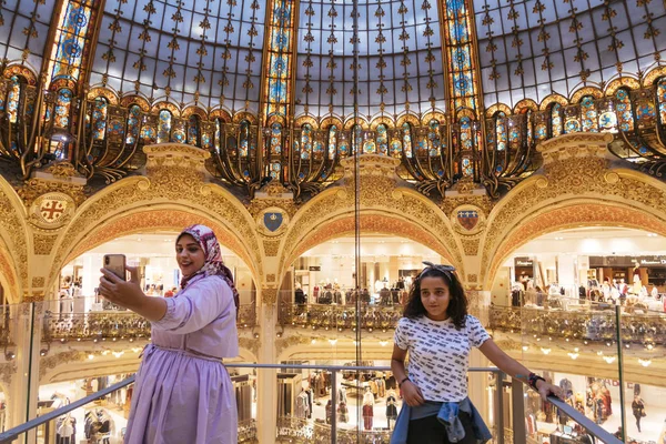 法国巴黎 2019年9月5日 位于巴黎拉法叶 Lafayette 市中心的玻璃人行道上的游客 建筑师Georges Chedanne — 图库照片