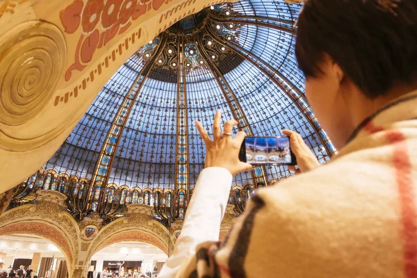 2019年9月5日 一位游客拍摄了巴黎拉法叶酒店内部玻璃屋顶的照片 — 图库照片
