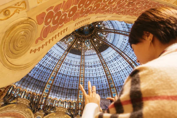 Paris Frankreich September 2019 Ein Tourist Fotografiert Das Glasdach Der — Stockfoto