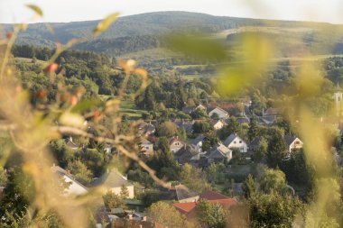 : Bakonybel 'in Trandanubia' daki Bakonili dağlık bir bölgede küçük resimli bir köy görüntüsü; Macaristan.
