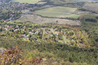 Pilisborosjeno, Macaristan - 11 Ekim 2019: Sonbaharda Pilisborosjeno 'nun manzarası, Pilis Dağları' ndaki küçük ve pitoresk bir köy Transdanubian Dağları 'nın dağlık bir bölgesidir.