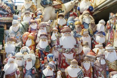 Budapeşte, Macaristan - 15 Ekim 2019: Macaristan 'ın başkenti Budapeşte' de Noel Babalar, Kardan Adamlar ve diğer hatıralar. 