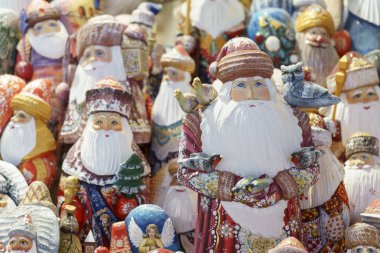 Budapeşte, Macaristan - 15 Ekim 2019: Macaristan 'ın başkenti Budapeşte' de Noel Babalar, Kardan Adamlar ve diğer hatıralar. 