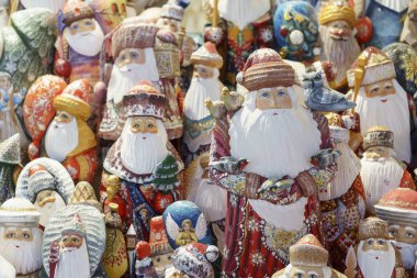 Budapeşte, Macaristan - 15 Ekim 2019: Macaristan 'ın başkenti Budapeşte' de Noel Babalar, Kardan Adamlar ve diğer hatıralar. 