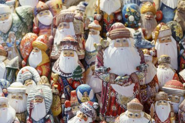 Budapeşte, Macaristan - 15 Ekim 2019: Macaristan 'ın başkenti Budapeşte' de Noel Babalar, Kardan Adamlar ve diğer hatıralar. 