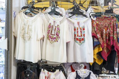 Budapeşte, Macaristan - 15 Ekim 2019: Macaristan Halk Kostümleri Budapeşte, Macaristan 'daki Merkez Markette satışa sunuldu