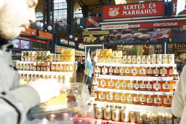 Budapeszt Węgry Października 2019 Honey Seller Hali Targowej Central Market — Zdjęcie stockowe