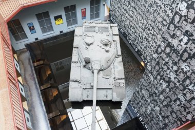 Budapeşte, Macaristan - 15 Ekim 2019: Macaristan 'ın Budapeşte kentindeki Terör Müzesi' nde bir T-54 tankı sergilendi