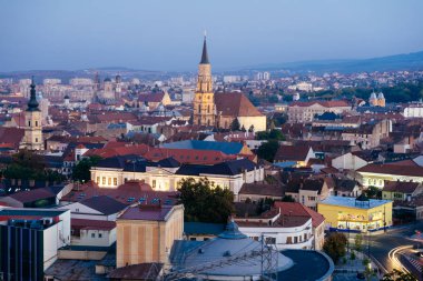 Geceleri Cluj-Napoca şehrinin manzarası yükselir. Romanya 'nın kuzeybatısında yer alan Cluj-Napoca, Transilvanya bölgesinin gayri resmi başkenti. Üniversitelere, hareketli gece yaşamına ve dönüm noktalarına ev sahipliği yapar.. 