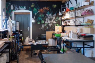 Cluj Napoca, Romanya - 22 Ekim 2019: Çağdaş Seramik Cluj Napoca, Romanya 'yı tanıtan Espresso Stüdyo Kültür Kahve Dükkanı, 