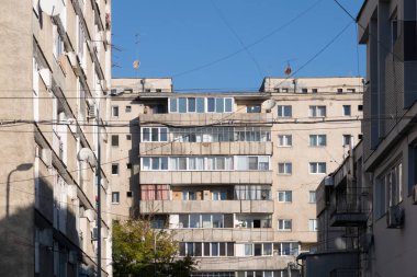 Cluj Napoca, Romanya - 25 Ekim 2019: Komünist dönemdeki apartman bloğu. 